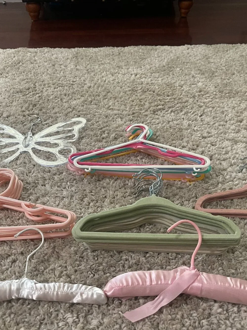 32 Baby/Toddler Plastic Hangers Pastel Pink & Green + Butterfly Accessory
